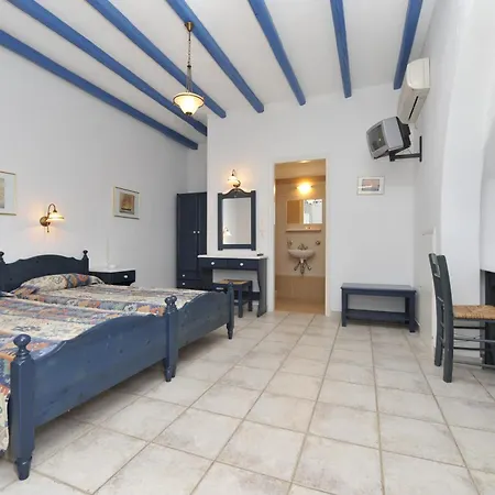 Ξενοδοχείο με διαμερίσματα George's Paros